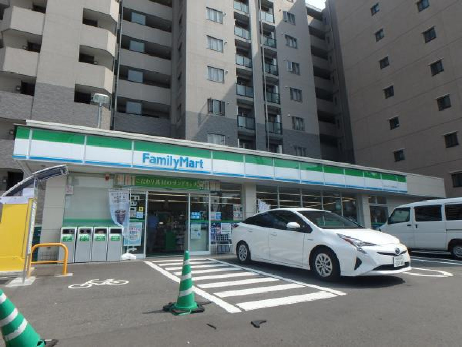 ファミリーマートスリーウェル新横浜店(約260ｍ。ちょっとしたお買い物は支払いなど近くにコンビニがあると何かと便利ですね。 )