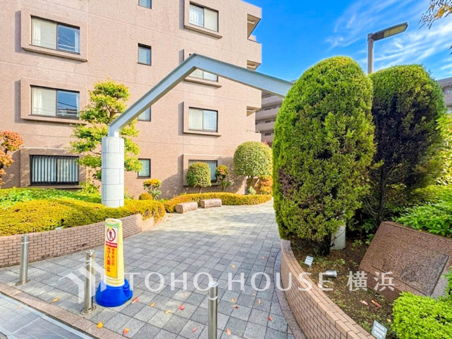 植栽の位置や開放的なエクステリアも含めて美しくトータルにデザインされています。時間のゆとりと空間、爽やかな陽光がもたらす光と風を贅沢なまでに感じる暮らしが始まります。