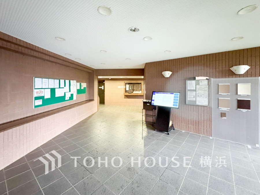 住まう誇らしさと安心感を演出する落ち着いた雰囲気のエントランス。