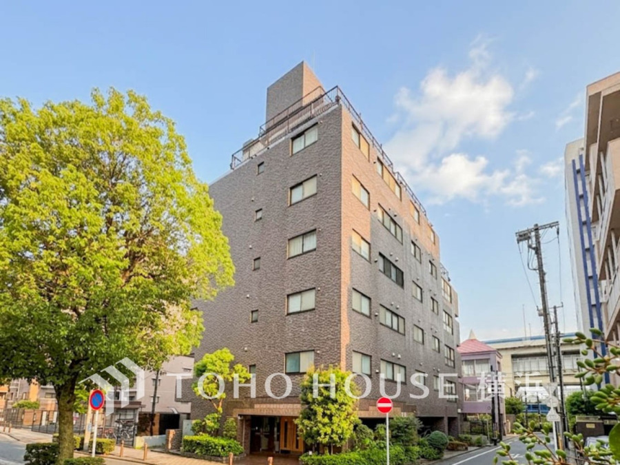 穏やかな風と陽光を導き、プライバシーに配慮された設計プランを採用し、居住性を一段と心地よいものにしています。周辺環境とのコラボレーションにより明るく開放的な空間を演出。