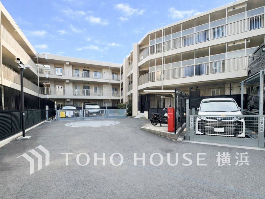 敷地内駐車場（空き状況はお問い合わせください）。