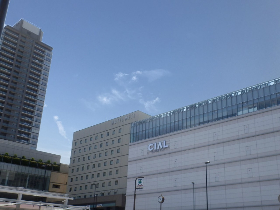 CIAL鶴見(約750ｍ。ファッション・飲食店をはじめ、新鮮な食料品、お惣菜等も揃えられ、日常的なお買い物にもとっても便利。)