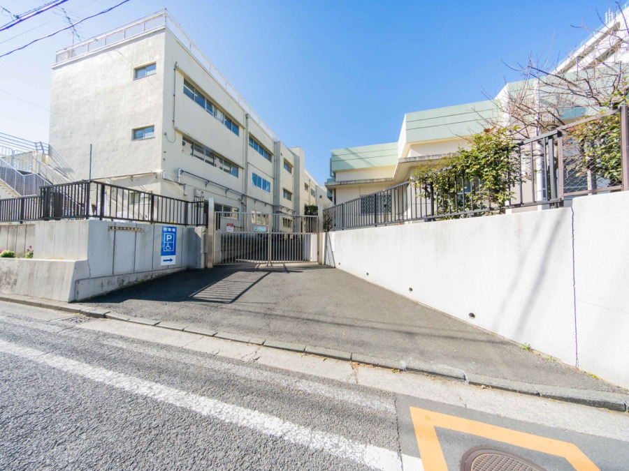 横浜市立豊岡小学校(約400ｍ。小学校が近いのは子育てファミリーにもおすすめのポイント。)