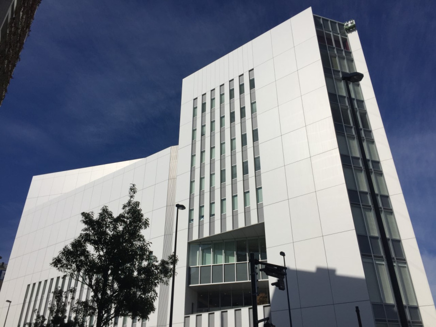 横浜市戸塚区役所(約1200ｍ。多目的スペースや大型ホール練習室なども備えており、区民にとっての集いの場にもなっています。)