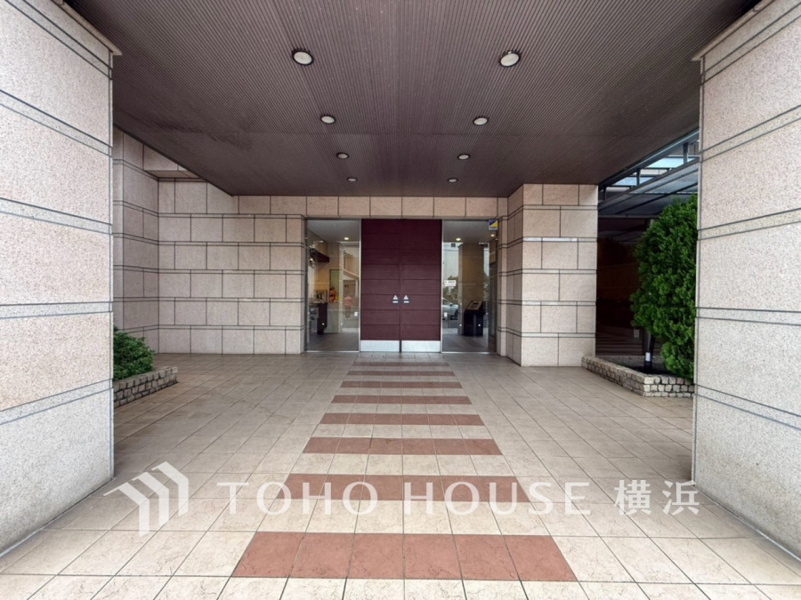 住まう誇らしさと安心感を演出する落ち着いた雰囲気のエントランス。