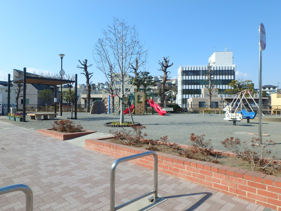 台町公園(約500ｍ。野球場や遊具を有する公園です。花壇はきれいな草花で彩られ、訪れた人々を癒してくれます。)