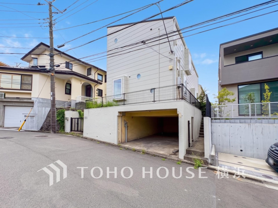 爽やかな青空の下に贅沢なほどに降り注ぐ陽光、豊かな居住性と、クオリティが見事に調和した住空間。
