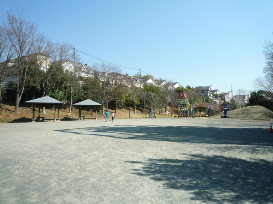 大場かやのき公園(その名の通り大きなかやの木がシンボルツリーの近隣公園です。)