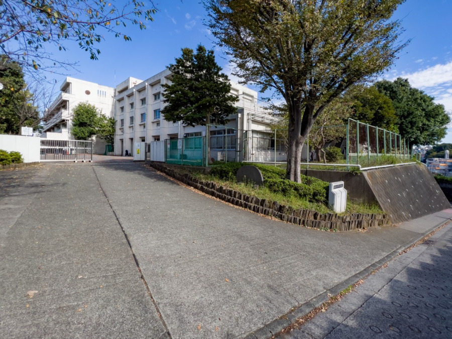 横浜市立平戸中学校(徒歩5分。部活などで帰りが遅くなっても安心の距離です。)