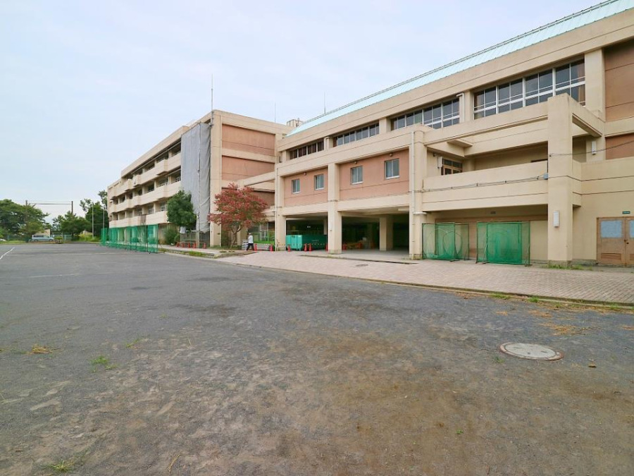 横浜市立仲尾台中学校(約1900ｍ。子育て世代に優しい落ち着いた住環境。)