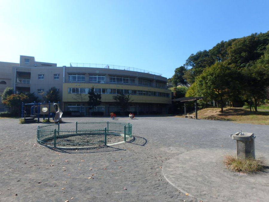 戸塚公園(約45ｍ。多目的広場や遊具のある広場とともに緑豊かな雑木林、湧き水が流れるせせらぎがあります。)