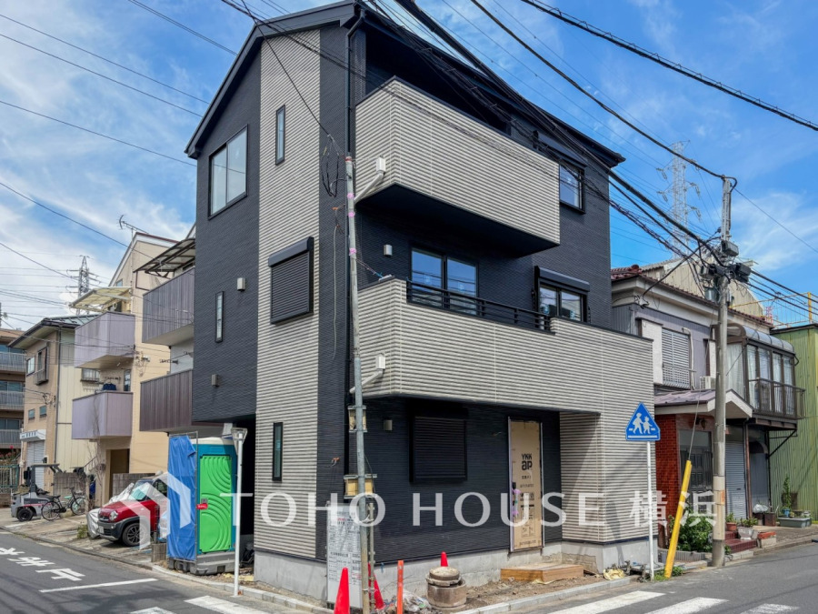 穏やかな風と陽光を導き、プライバシーに配慮された設計プランを採用し、居住性を一段と心地よいものにしています。周辺環境とのコラボレーションにより明るく開放的な空間を演出。（2026年8月撮影）