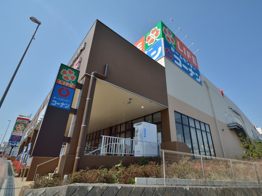 ホームセンターコーナン戸塚汲沢店(約500ｍ。1Fにはスーパー「ライフ」。2Fにホームセンター「コーナン」がございます。)