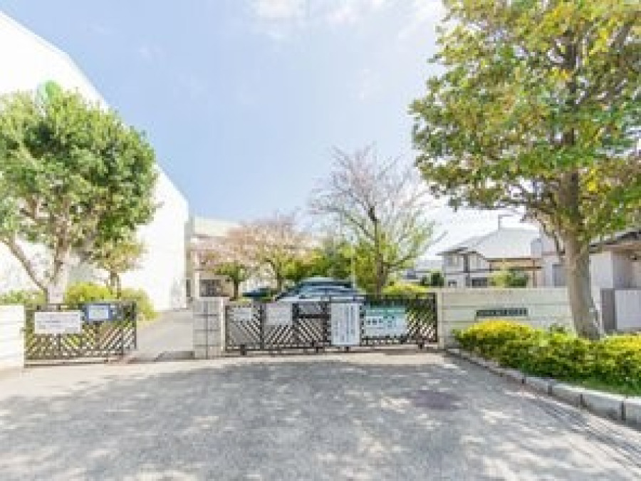 横浜市立南戸塚中学校(約1400ｍ。中学生の体力づくりにはぴったりの距離かもしれませんね。)