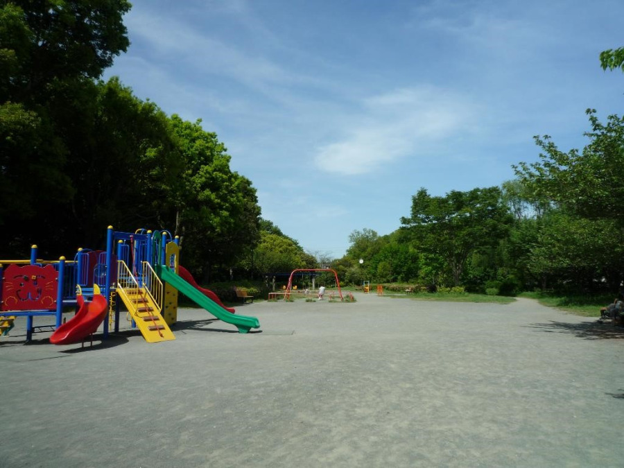 神田公園(約700ｍ。庭園のような美しい造りの公園。周囲の豊かな自然を背景に細長く広がっています。遊具や広場もございます。)