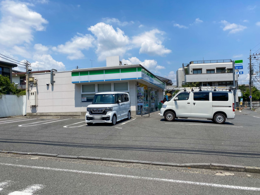 ファミリーマート市沢町店(約800ｍ。24時間営業。近くにあるとちょっとした買い物にも便利ですね。)