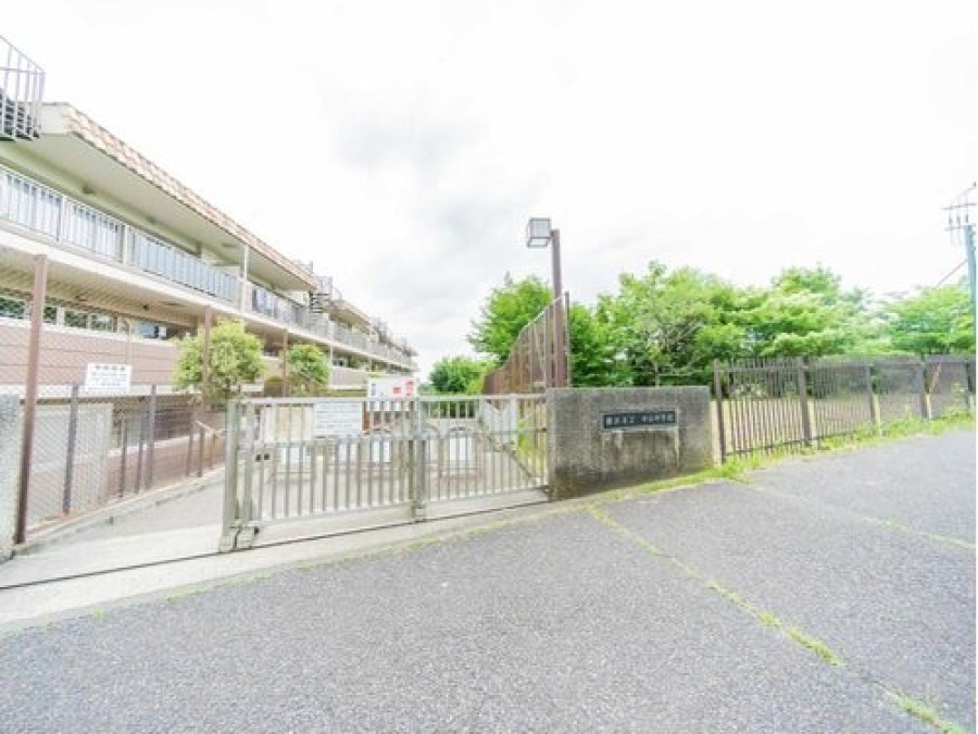 横浜市立中山中学校(約650ｍ。部活などで帰りが遅くなっても安心の距離です。)