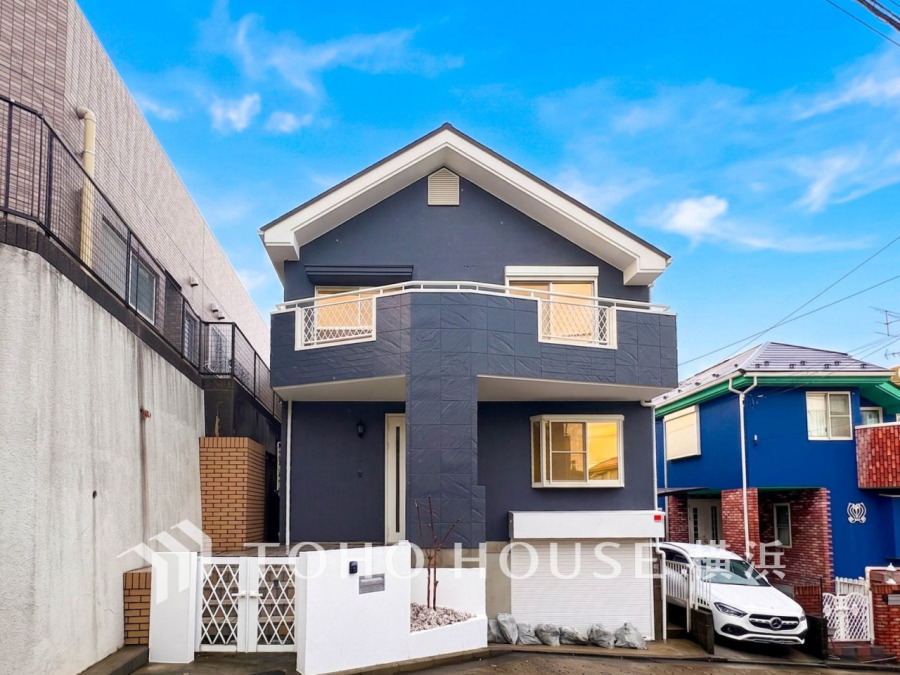 爽やかな青空の下に贅沢なほどに降り注ぐ陽光、豊かな居住性と、クオリティが見事に調和した住空間。