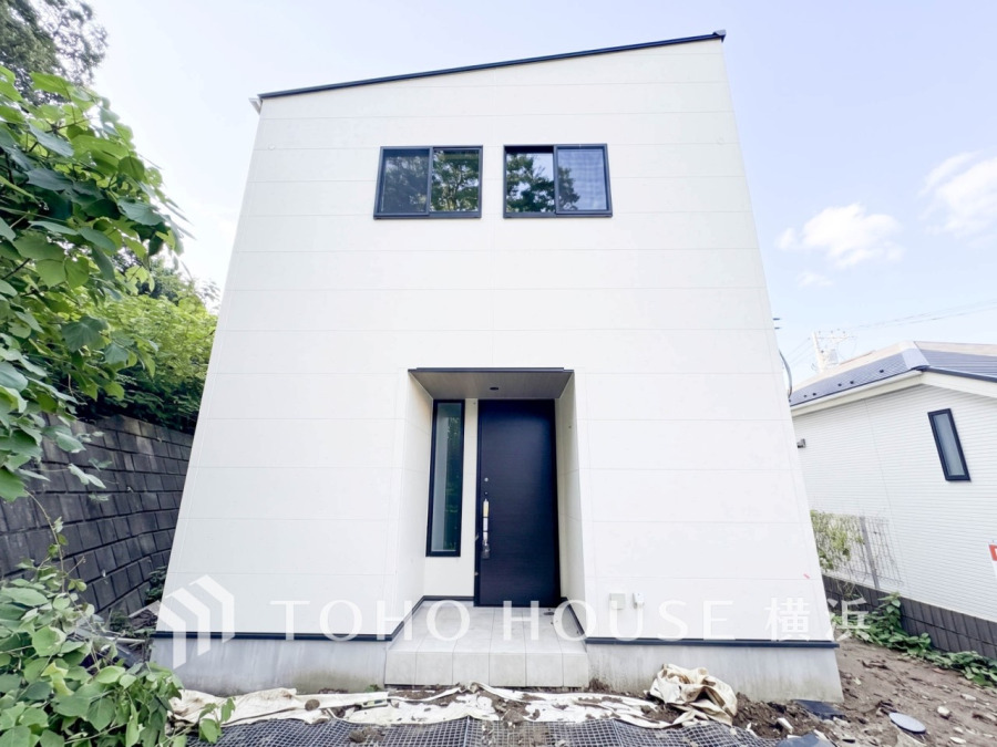 住む人を映し出す洗練された佇まいは、いつまでも輝き続けながらいつしか街の風景に溶け込んでいきます。