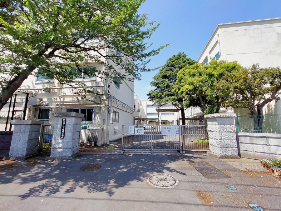 横浜市立上永谷中学校(1300ｍ。中学生の体力づくりにはぴったりの距離かもしれませんね。)