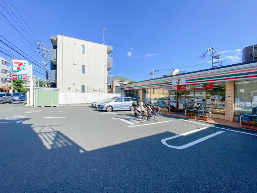 セブン-イレブン 横浜関店(約750ｍ。お手軽に食べれる食品や日用品雑貨などを扱う便利なコンビニ。)