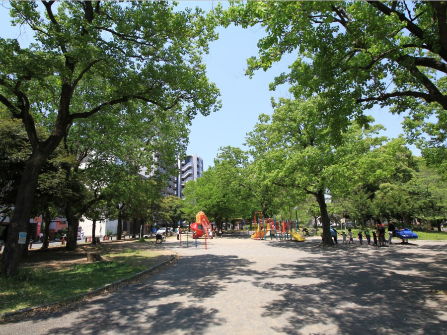 反町公園(約270ｍ。たくさんの木々に囲まれ、ゆったりと過ごすことのできる癒しの空間です。)