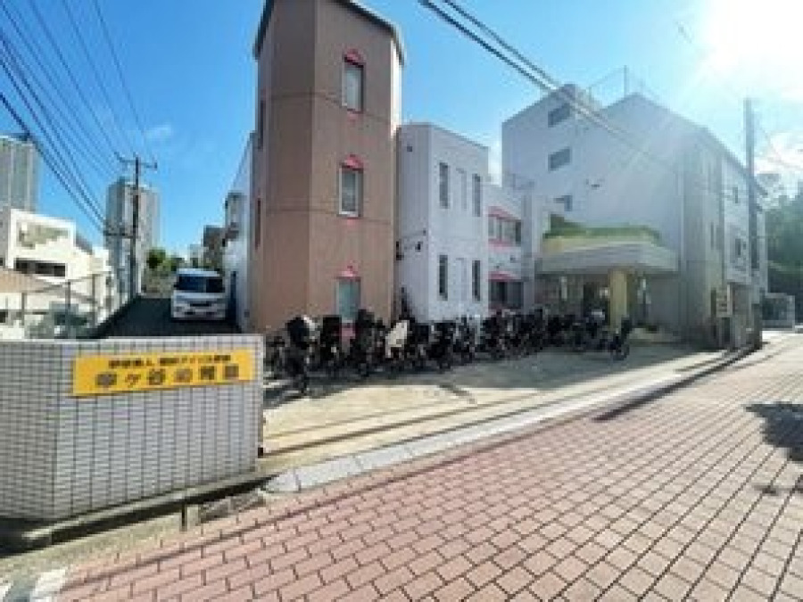 幸ヶ谷幼稚園(約500ｍ。カラフルな通園バスが目を引く幸ヶ谷幼稚園。みなとみらいを望む丘の上に建っています。)