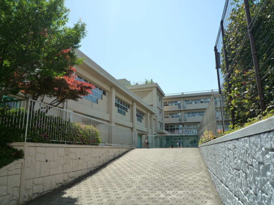 横浜市立青木小学校(約360ｍ。小学校が近いのは子育てファミリーにもおすすめのポイントです。)