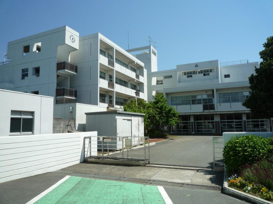 横浜市立栗田谷中学校(約680ｍ。部活などで帰りが遅くなっても安心の距離です。)