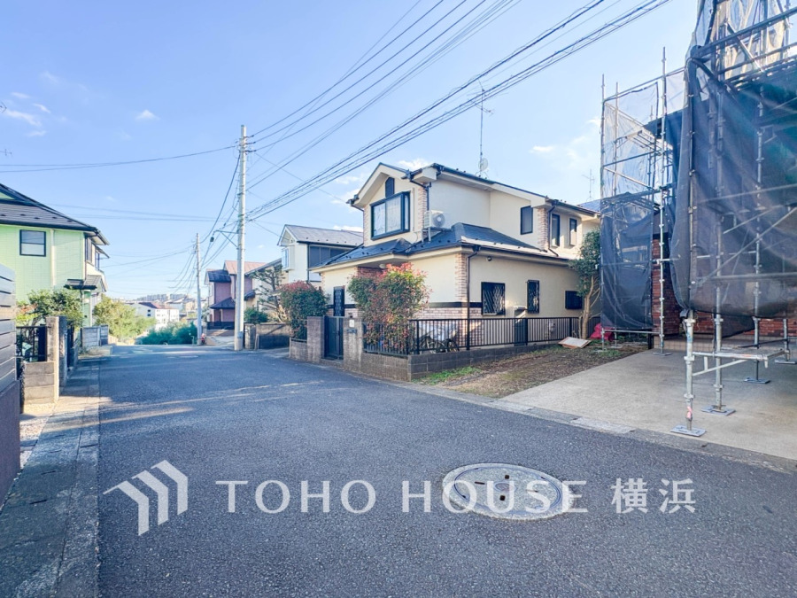 生活利便に優れた住環境に立地し、ゆとりある生活が送れます。（2026年10月撮影）