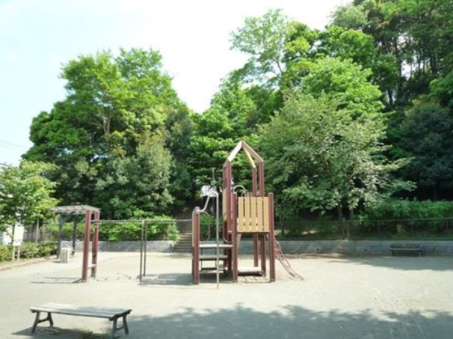 天神の杜公園(約650ｍ。心地よい風の吹き抜ける空間には、小さなお子様の遊べる遊具もあります。)