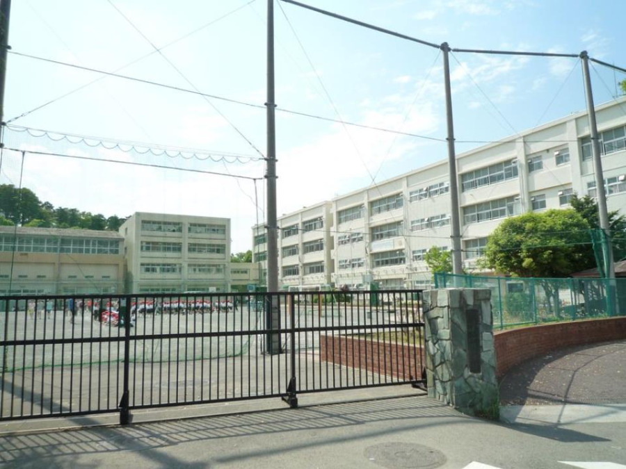 横浜市立三保小学校(約450ｍ。小学校が近いのは子育てファミリーにもおすすめのポイントです。)