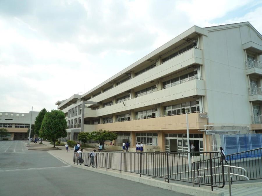 横浜市立十日市場中学校(約2200ｍ。中学生の体力づくりにはぴったりの距離かもしれませんね。)