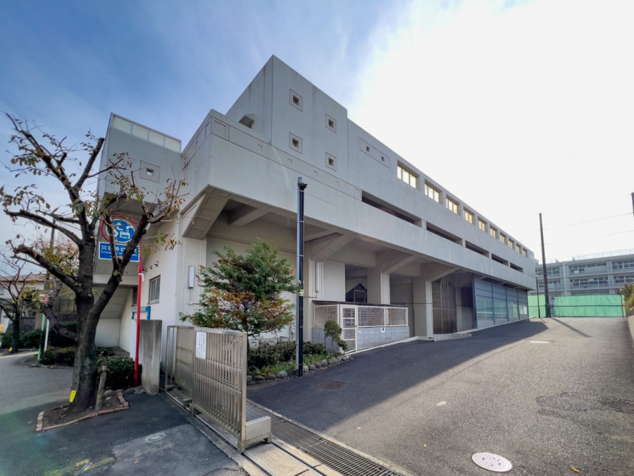 横浜市立岩崎中学校(約1500ｍ。中学生の体力づくりにはぴったりの距離かもしれませんね。)