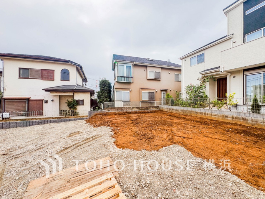 静かな住宅街は心を落ち着かせ癒される暮らしを予感させてくれます。（2026年10月撮影）