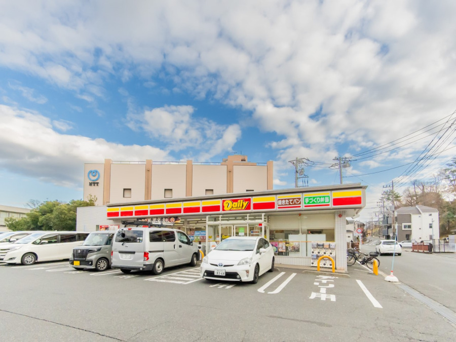 デイリーヤマザキ戸塚平戸町店(約600ｍ。ちょっとした買い物や支払い、ATMなど近くにあると何かと便利なコンビニエンスストア。)