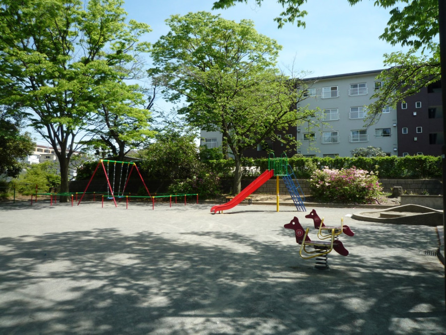 市沢第一公園(約220ｍ。ブランコや滑り台などの楽しい遊具が4種類。広々としたスペースでのびのびと遊ぶことができます。)