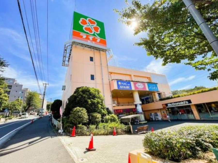 ライフ希望が丘店(約450ｍチェーン展開するお馴染みのスーパーマーケット。建物内には100円ショップ、マクドナルドも入っています)