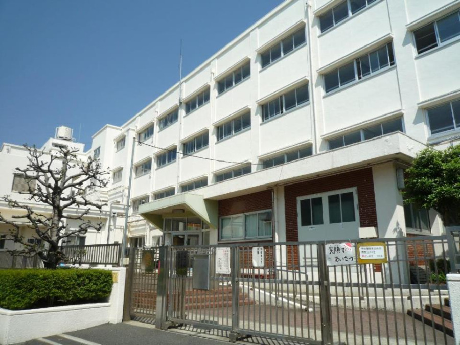 横浜市立川上小学校(約700ｍ。小学校が近いのは子育てファミリーにもおすすめのポイントです。)