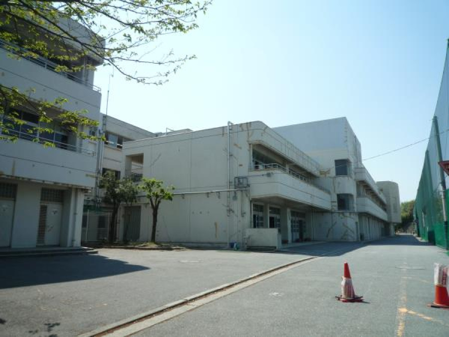 横浜市立秋葉中学校(約700ｍ。部活などで帰りが遅くなっても安心の距離です。)