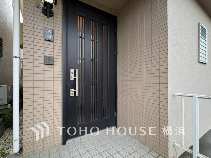 お住まいの顔となる玄関。住まう方のプライドを満たすクオリティを備えています。 