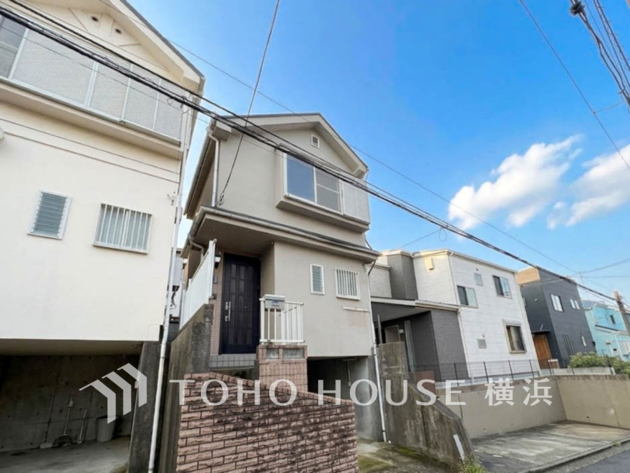 爽やかな青空の下に贅沢なほどに降り注ぐ陽光、豊かな居住性と、クオリティが見事に調和した住空間。