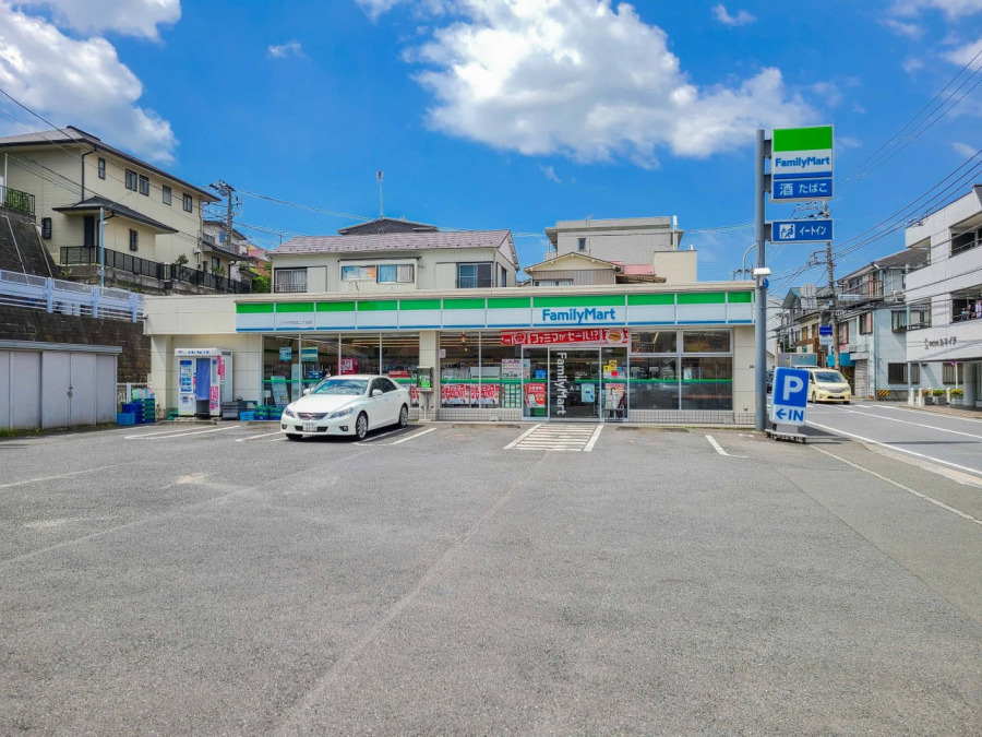 ファミリーマート シマダ永田北二丁目店(２４時間営業。近くにあるとちょっとした買い物にも便利ですね。)