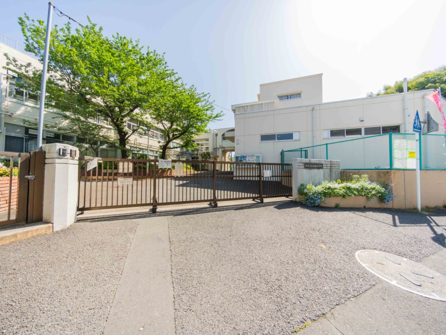 横浜市立永田小学校(徒歩7分。小学校が近いのは子育てファミリーにもおすすめのポイント。)