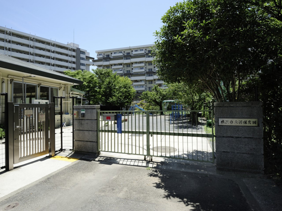 横浜市永田保育園(プールや泥んこ遊び、リズム遊びなどが盛んで、体を動かしながら楽しくのびのびと成長できる公立保育園。)