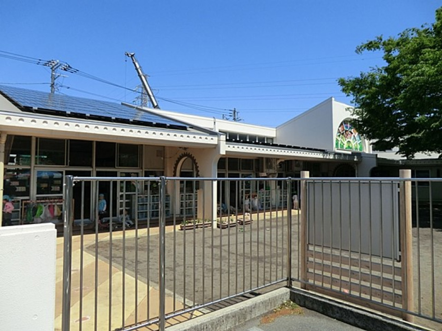 岸根こども園(約100ｍ。水と緑豊かな岸根公園に隣接しており、子供たちはいつでも自然と触れ合うことができます。 )