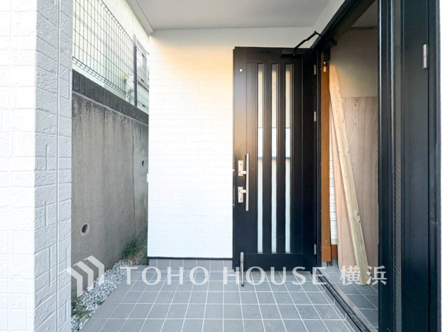 お住まいの顔となる玄関。住まう方のプライドを満たすクオリティを備えています。 （2026年10月撮影）