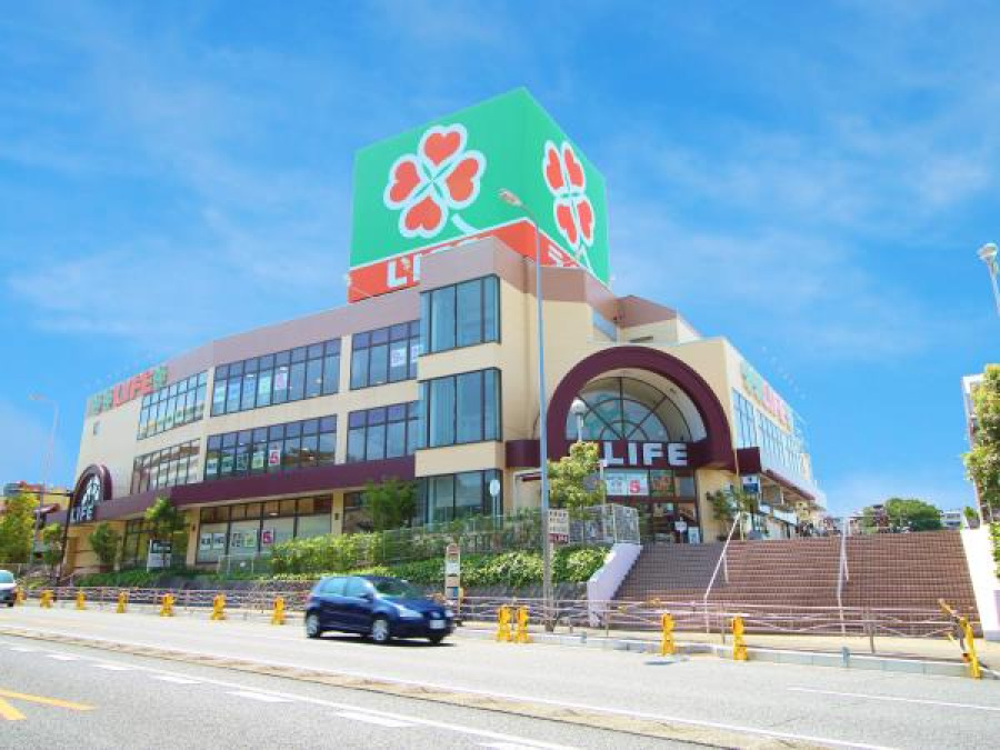 ライフ鶴見店(約1400ｍ。朝9時から営業しています。駐車場台数164台で、荷物の多くなる日も安心です。)