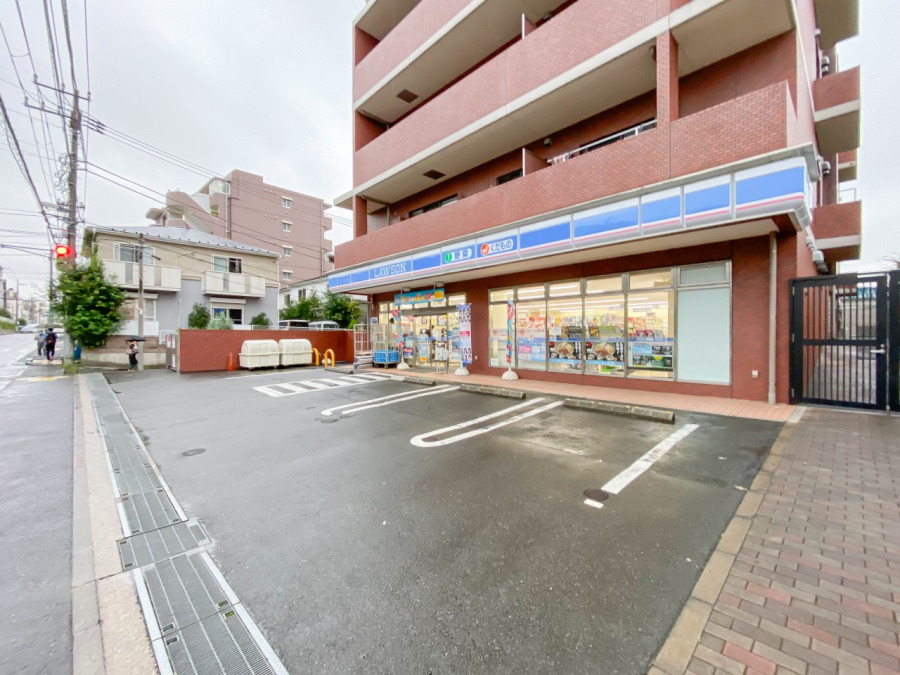 ローソン横浜北寺尾五丁目店(約700ｍ。オリジナルブランド商品やホットスナック・コーヒーも人気です。)