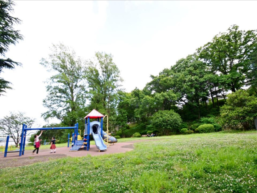 千草台公園(約500ｍ。夏季期間中は、25mプールと子供用プールがある千草台公園プールが営業し子どもたちが集まります。)
